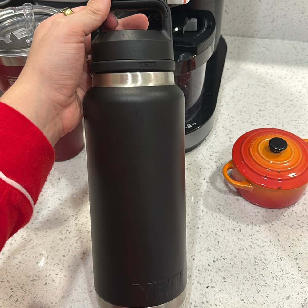 NWOT Yeti 36OZ Rambler Water Bottle with Chug Cap in Black